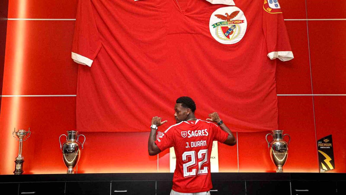 Benfica forması giyen Jhon Durán'ın fotoğrafı