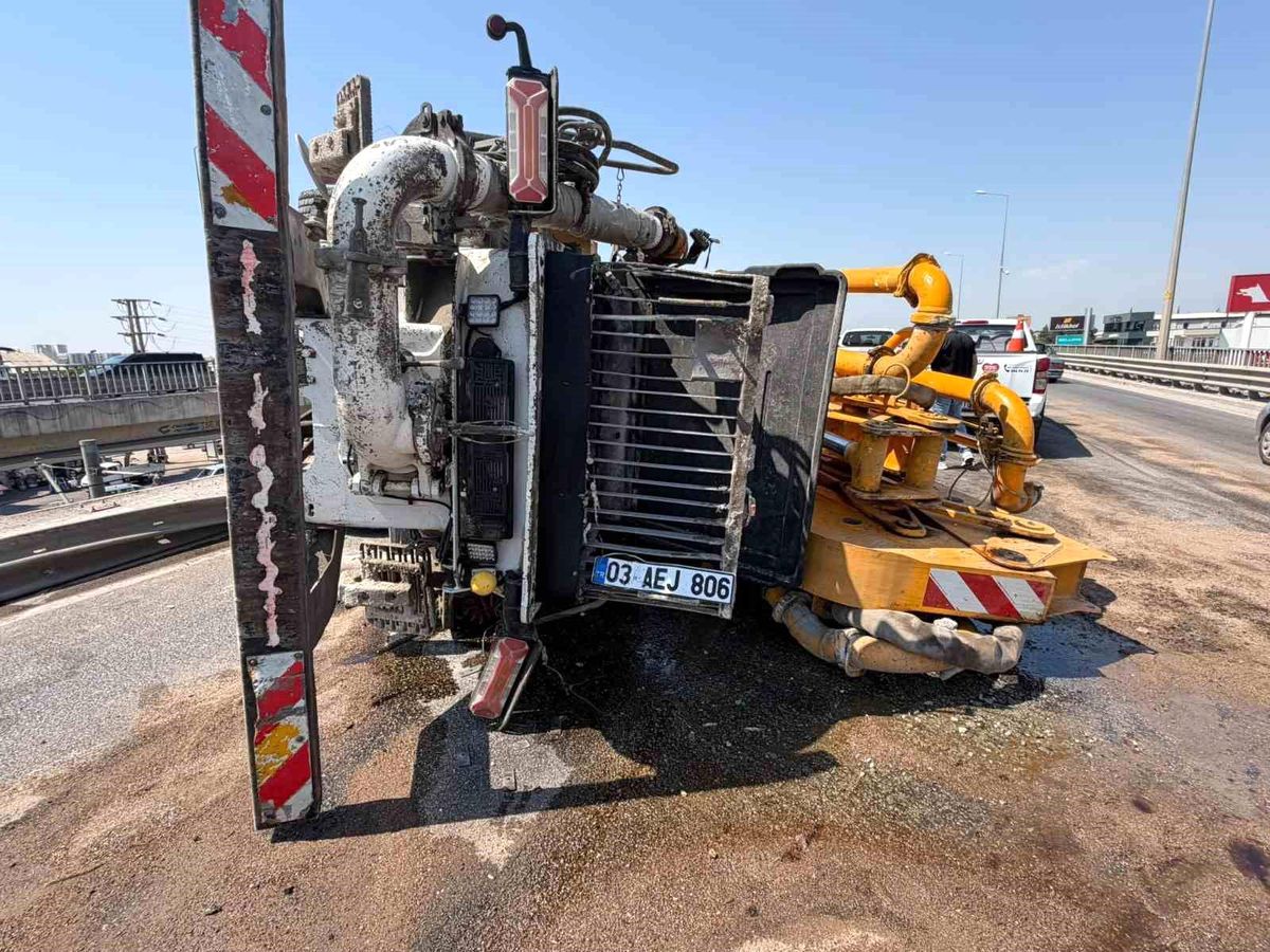 Antalya'da beton pompası kamyonunun üst geçitte asılı kaldığı kaza anı.