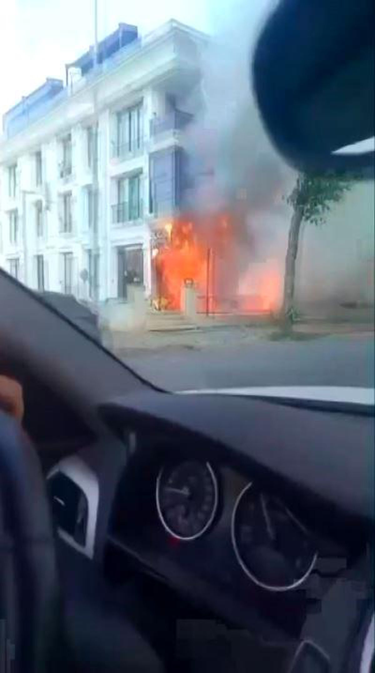 Beylikdüzü'nde iş yeri alevlere teslim oldu