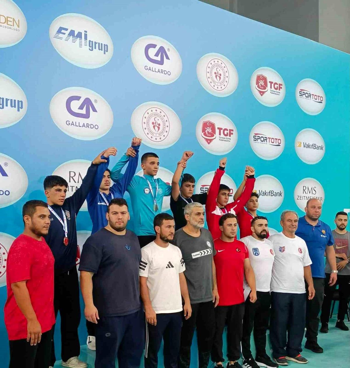 Bilecikli minik güreşçilerden çifte başarı