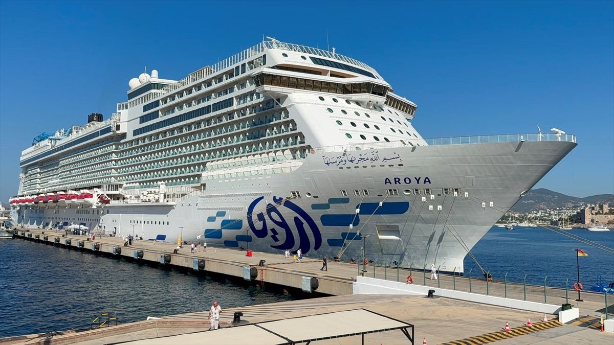 Bodrum'a 'Aroya' adlı kruvaziyer 2 bin 360 turistle geldi