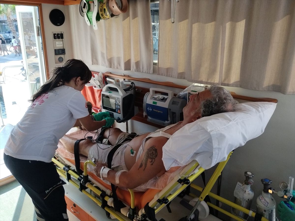 Bodrum'da 1'i yabancı uyruklu 3 kişiye deniz ambulansıyla tıbbi tahliye yapıldı
