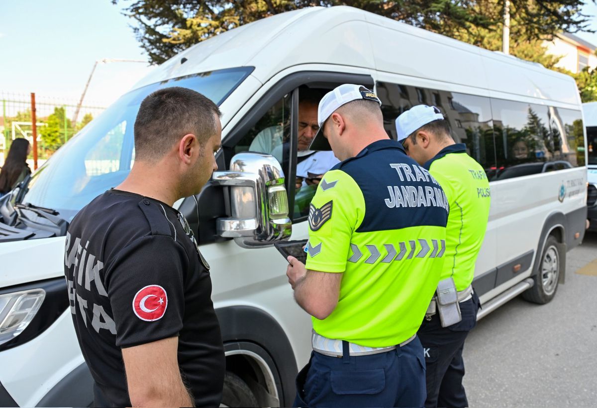 Bolu'da trafik denetimi yapan polis ve jandarma ekipleri.
