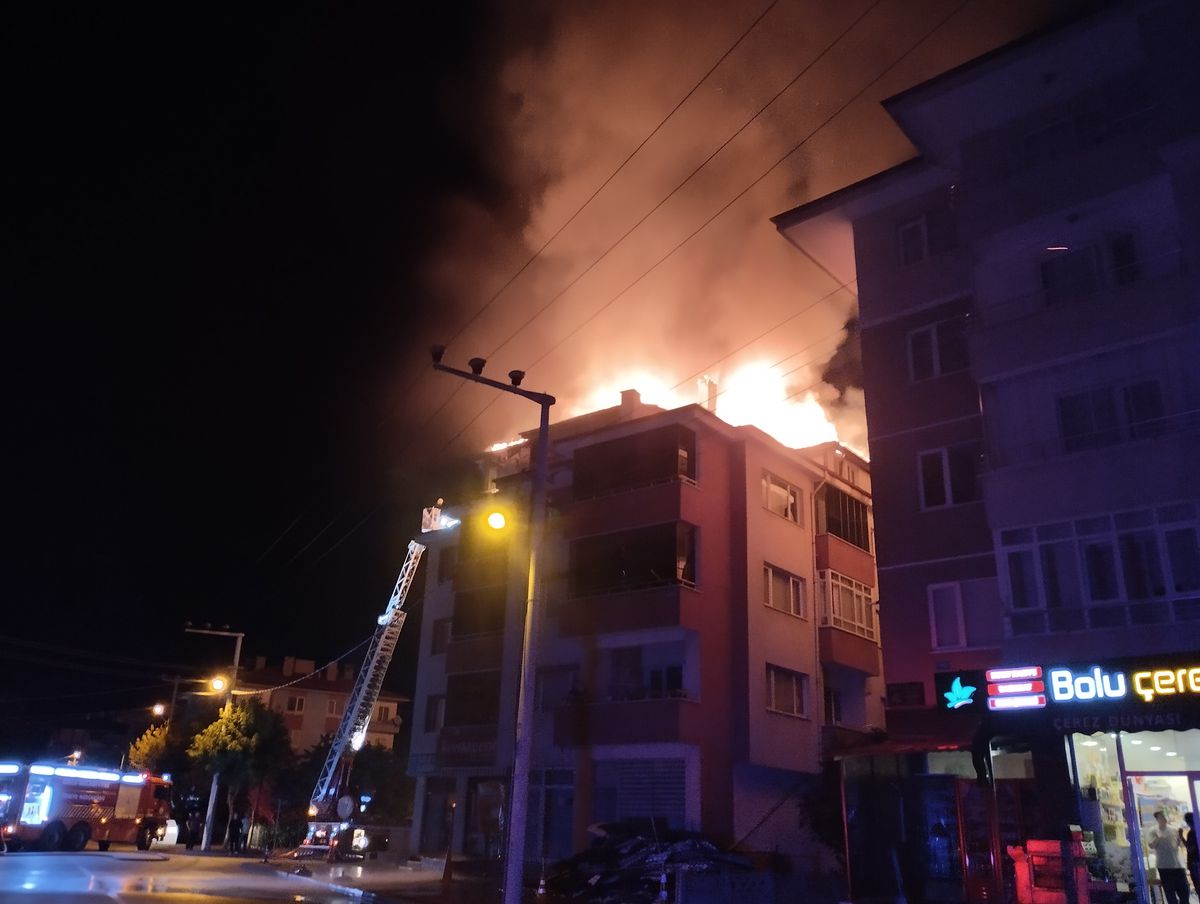 Bolu'da 5 katlı bir apartmanın çatı katındaki dairede çıkan yangın söndürüldü.