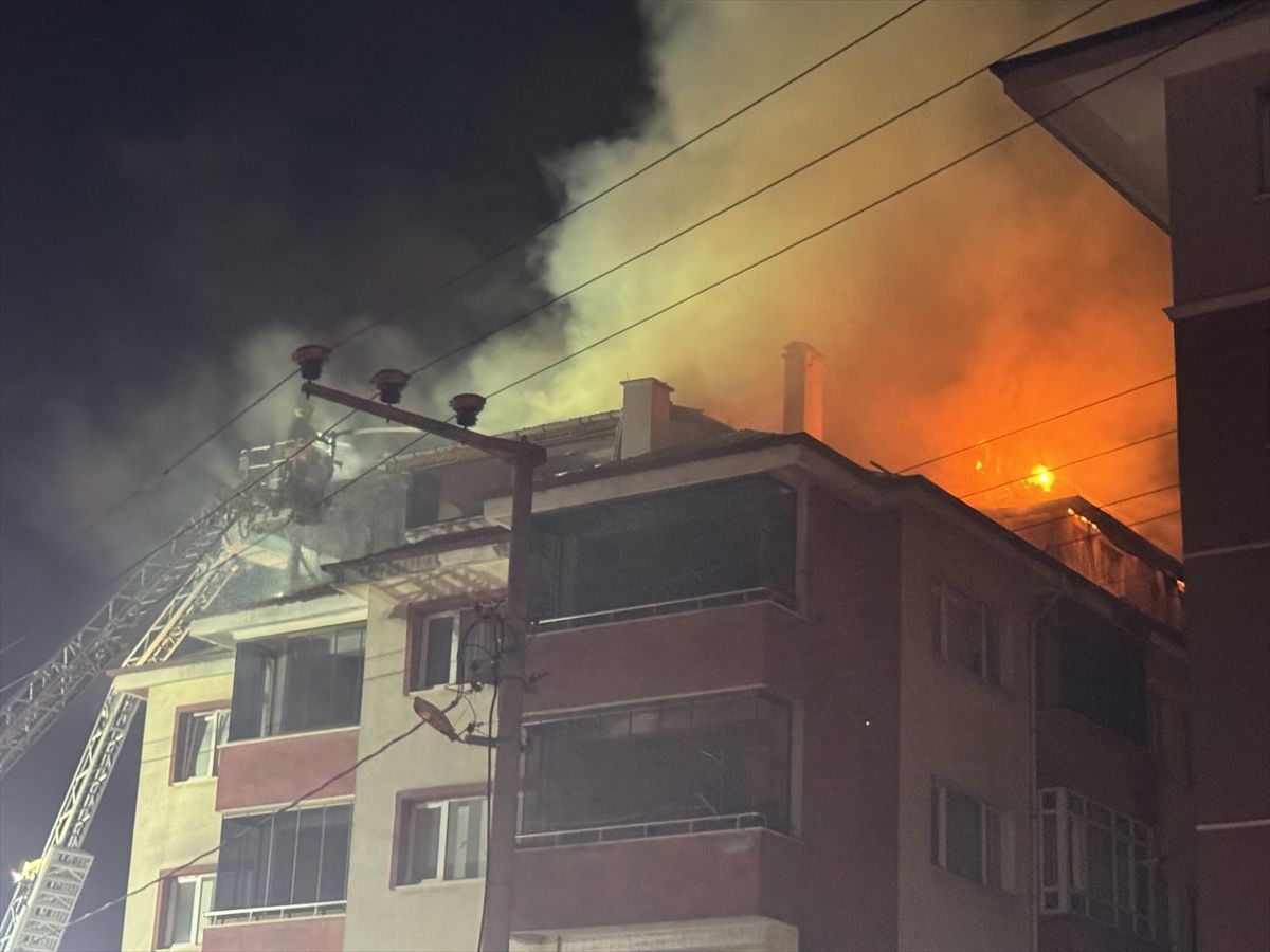 Bolu'da bir apartmanın çatı katında çıkan yangın söndürüldü.