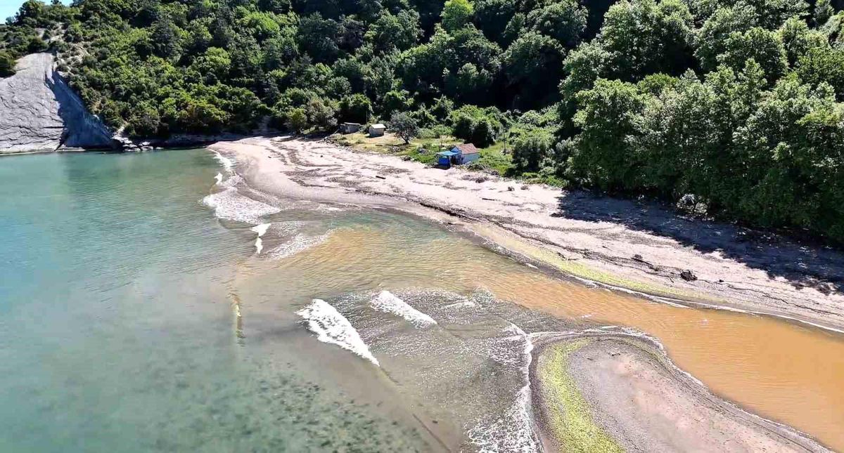 Bartın ve Kastamonu'nun sınırını oluşturan Kapısuyu Deresi'nin denize döküldüğü ve plajı ikiye böldüğü manzara.