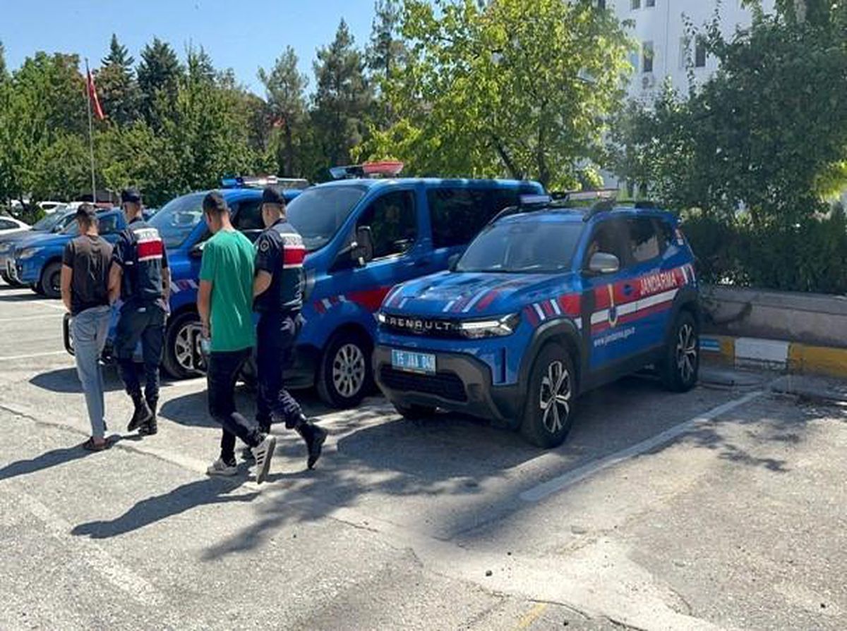 Burdur'da Narko Kapan Operasyonu kapsamında ele geçirilen uyuşturucu maddeler ve silahlar.
