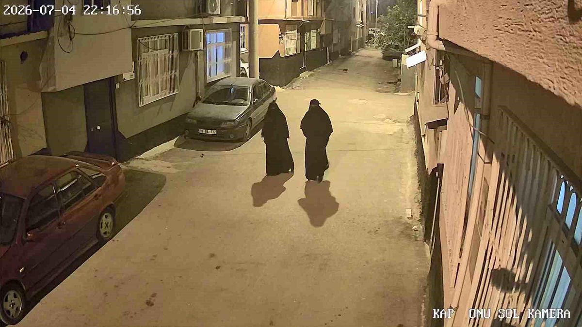 Adana'da çarşaf giyerek evden altın ve para çalan şüpheliler polis tarafından yakalandı.