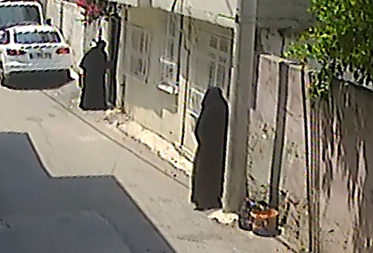 Adana'da çarşaf giyerek hırsızlık yapan şüphelilerin yakalanmasıyla ilgili haber.