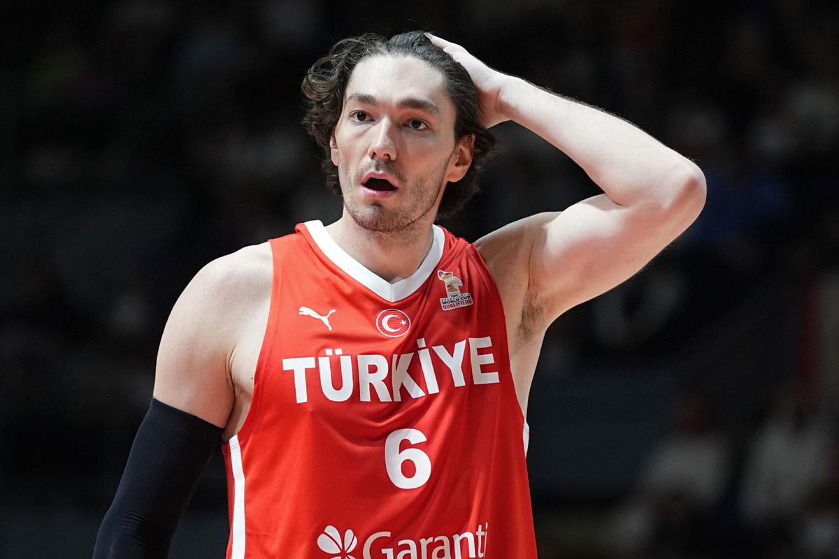 Milli basketbolcu Cedi Osman, PAOK formasıyla poz veriyor.