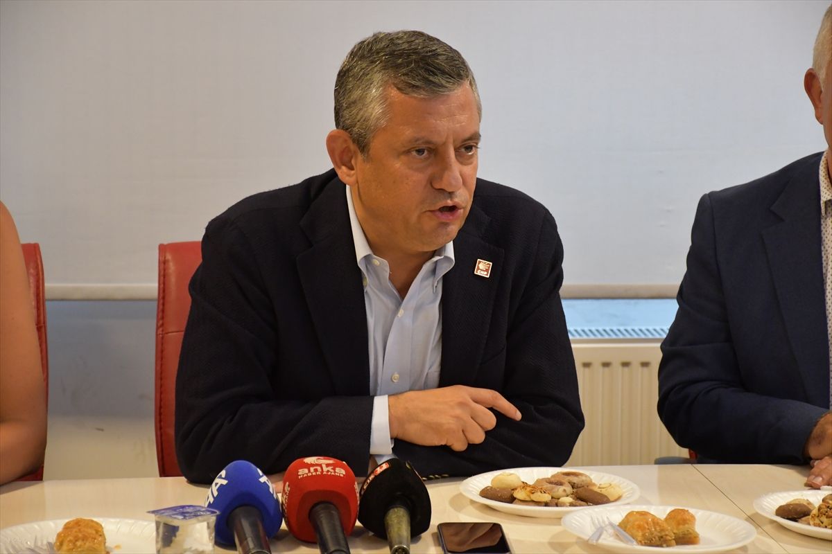 CHP Grup Başkanı Özgür Özel, Bilecik'te basın toplantısı düzenliyor.