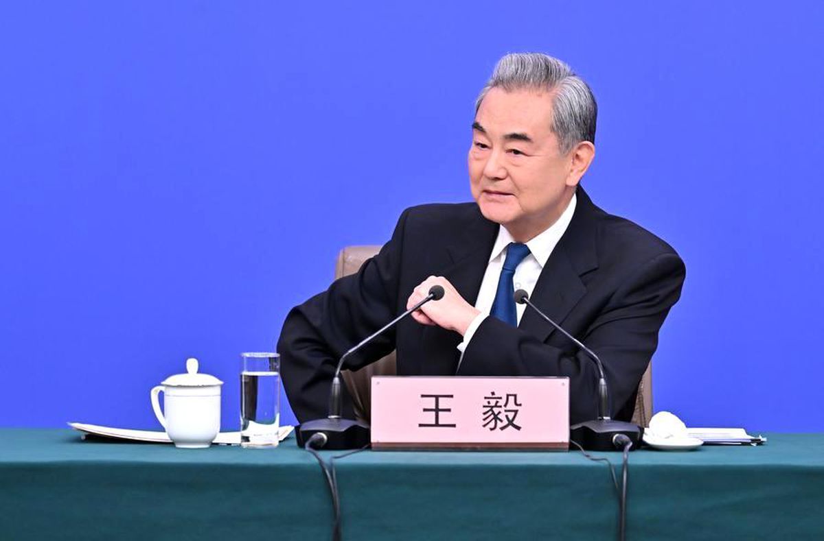 Çin Dışişleri Bakanı Wang Yi'nin ASEAN ve ŞİÖ toplantılarına katılımını gösteren temsili görsel.