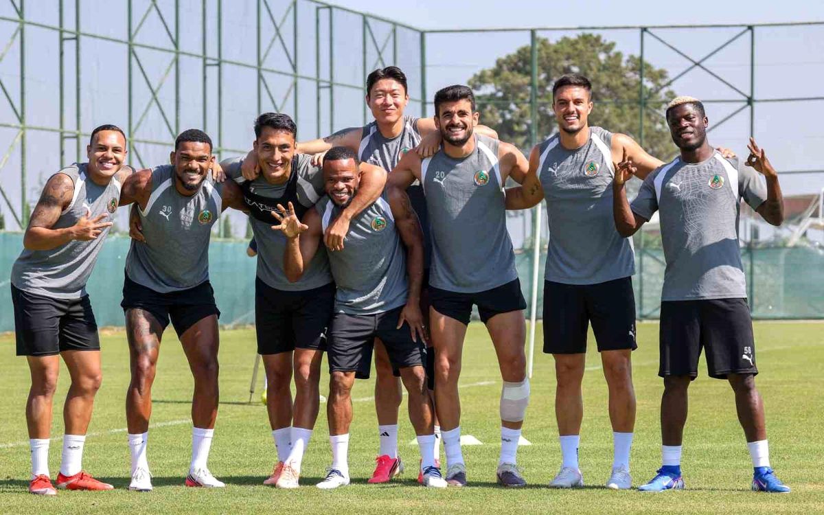 Corendon Alanyaspor futbolcuları Burdur kampında antrenman yapıyor.