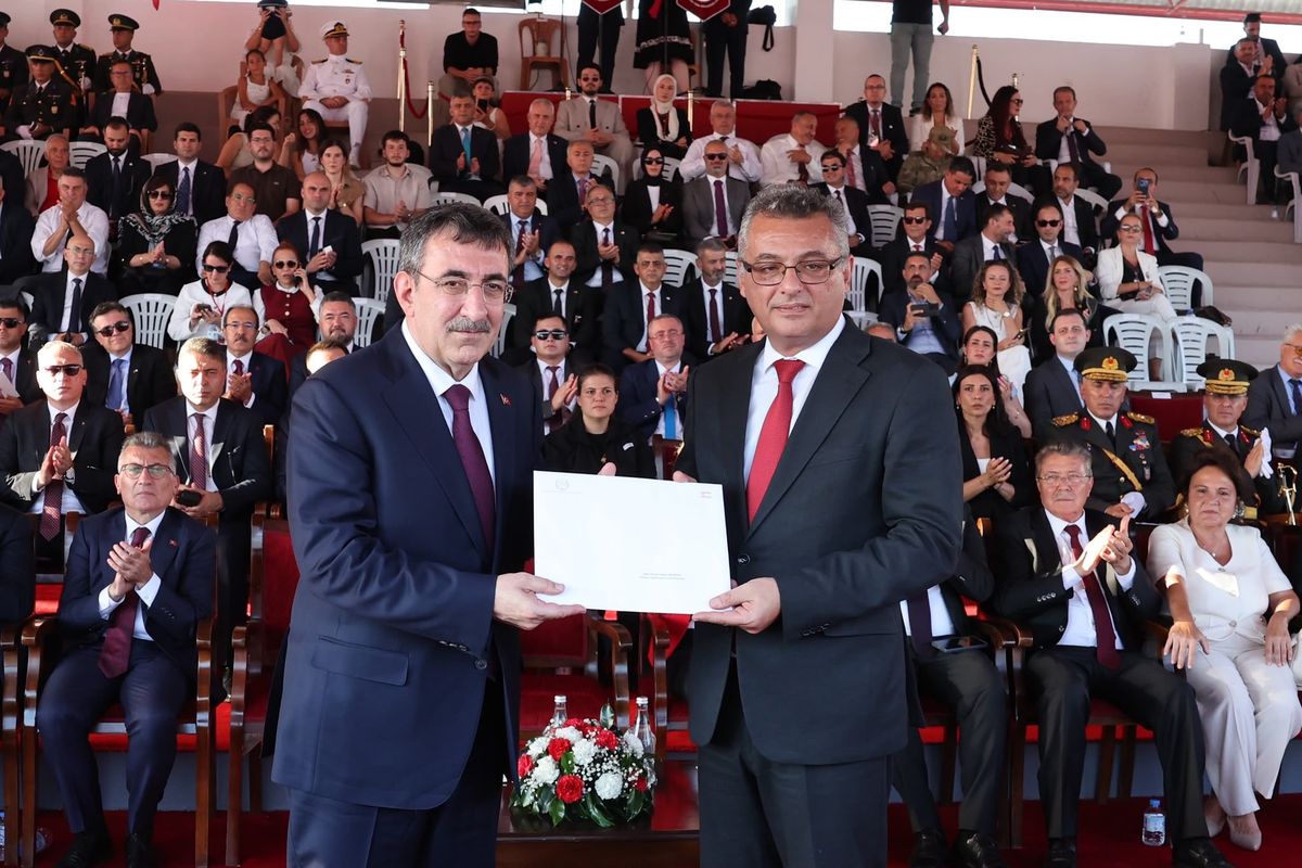 Cumhurbaşkanı Yardımcısı Cevdet Yılmaz'ın KKTC'de Kıbrıs Barış Harekatı'nın 52. yıl dönümü törenlerine katılımını gösteren görsel.