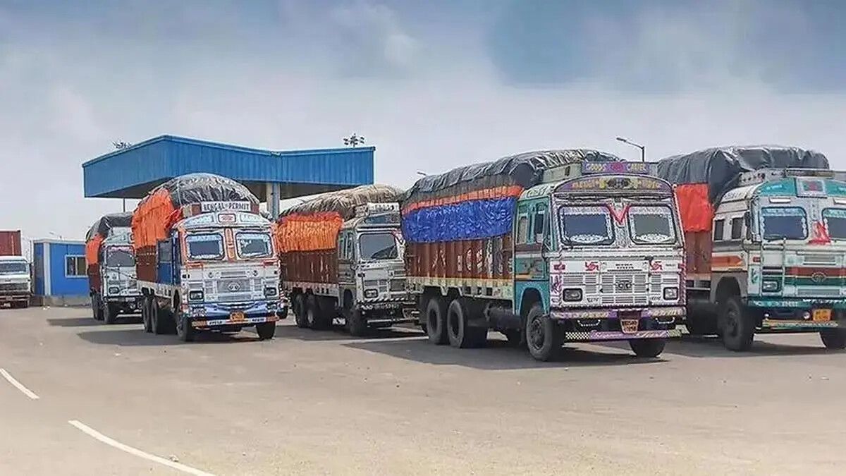 Delhi sokaklarında trafik ve hava kirliliği