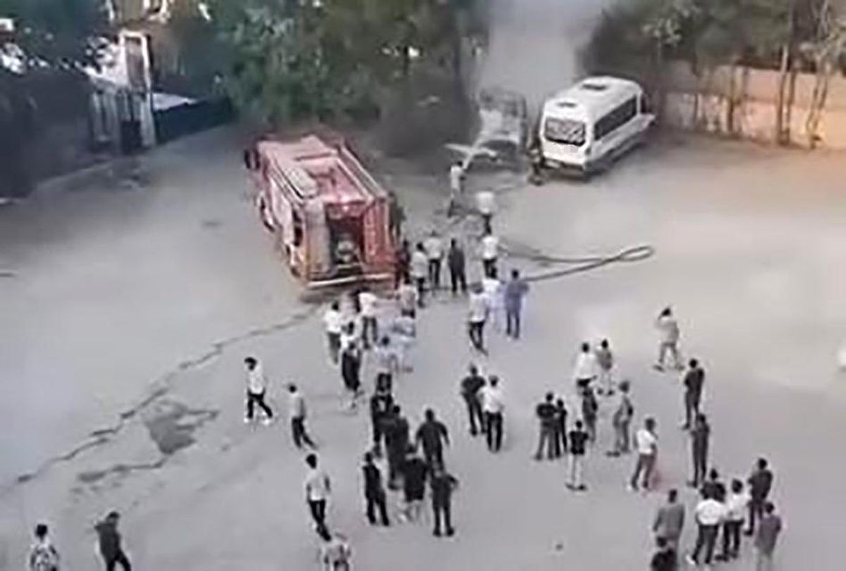 Diyarbakır'ın Silvan ilçesinde park halindeyken alev alan minibüs.