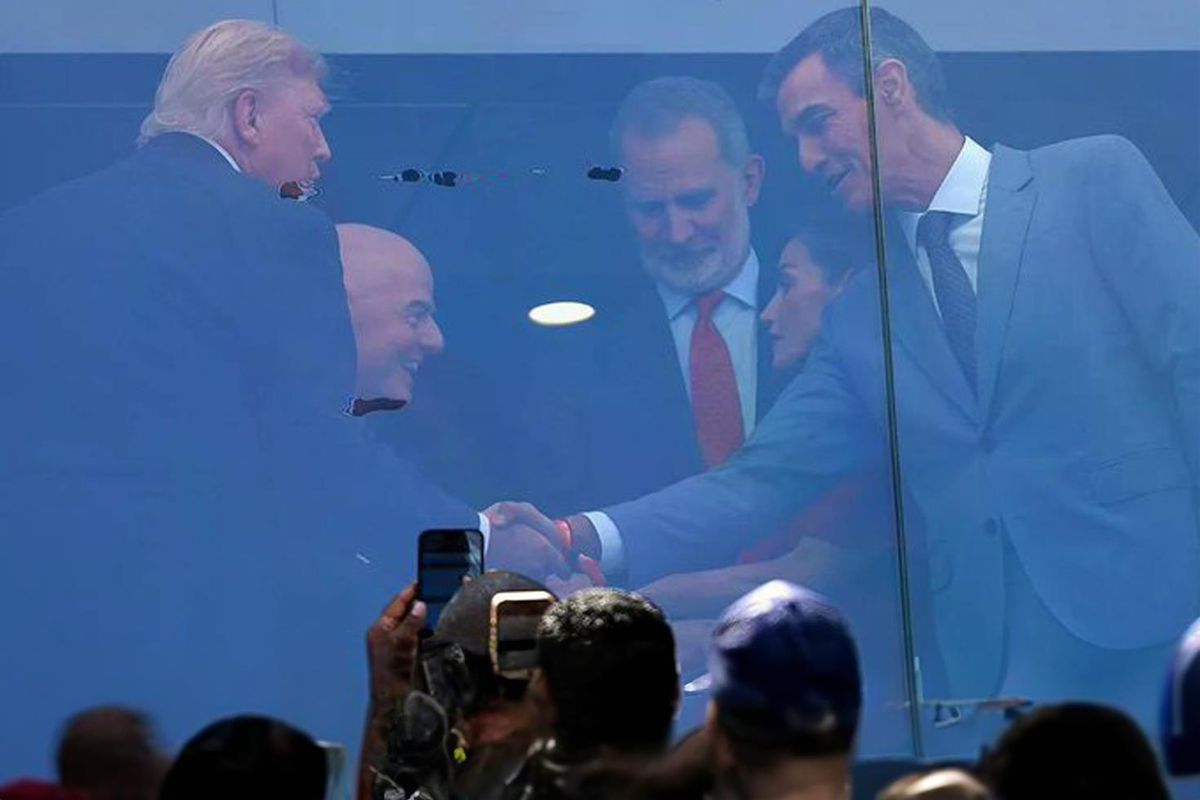 ABD Başkanı Donald Trump ve İspanya Başbakanı Pedro Sanchez'in Dünya Kupası finalinde tokalaşması.
