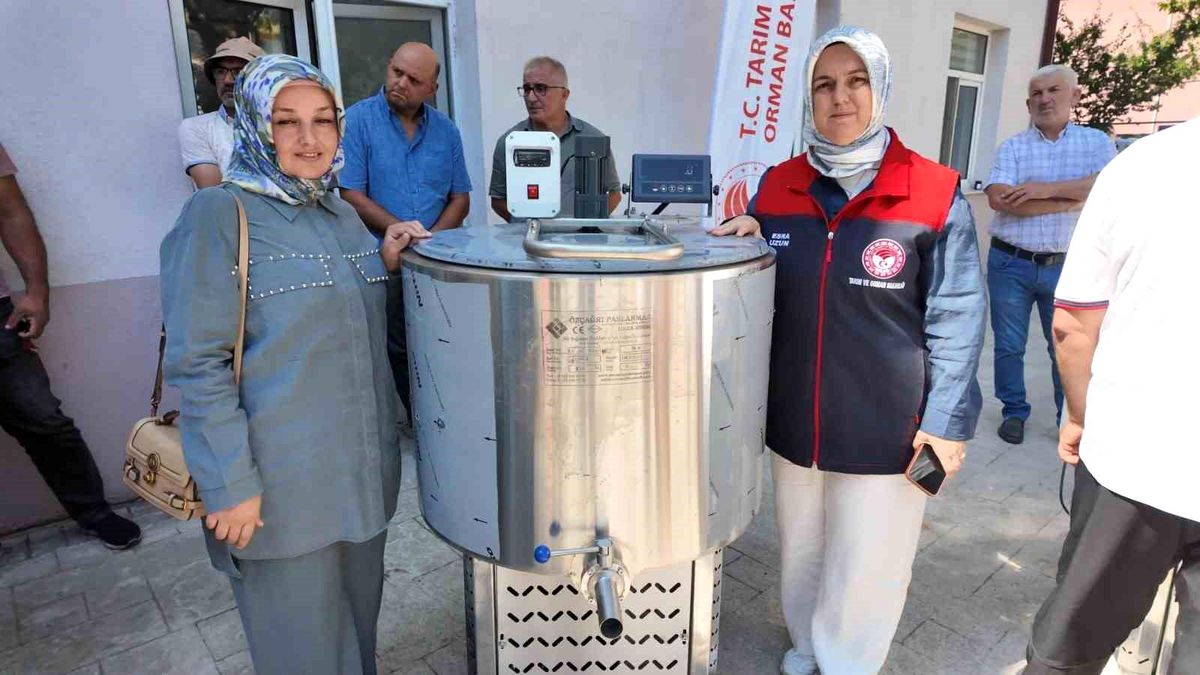 Düzce'de süt üreticilerine süt soğutma tankları dağıtılırken çekilmiş bir fotoğraf.