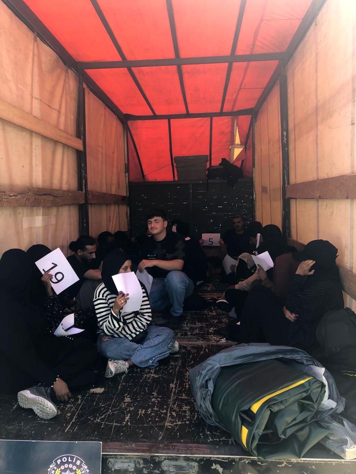Edirne'de kapalı kasa kamyonette 20 düzensiz göçmen yakalandı