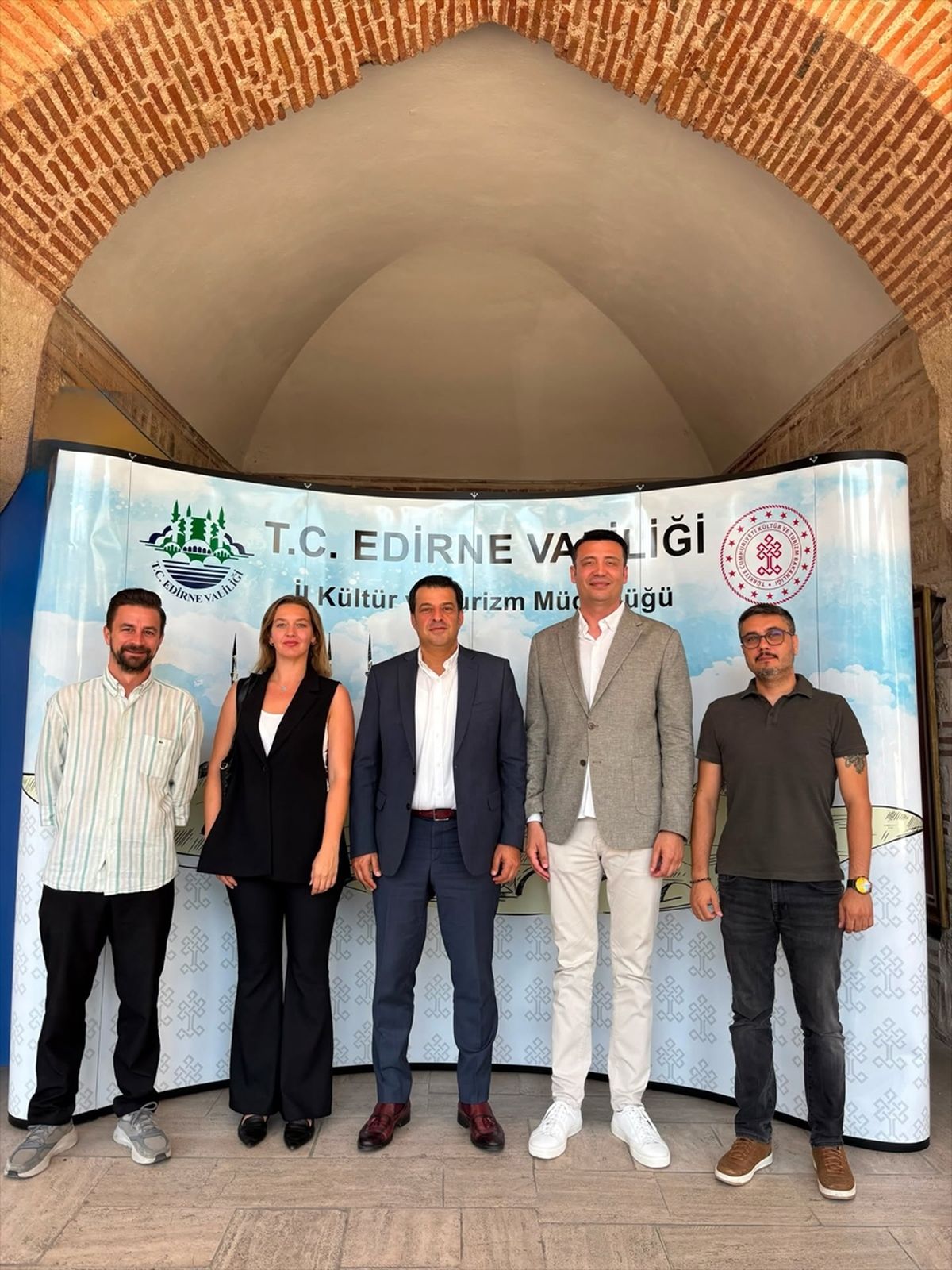 Edirne Otelciler Derneği üyeleri ve Kültür ve Turizm Müdürü Kemal Soytürk'ün bir araya geldiği toplantıdan bir kare.