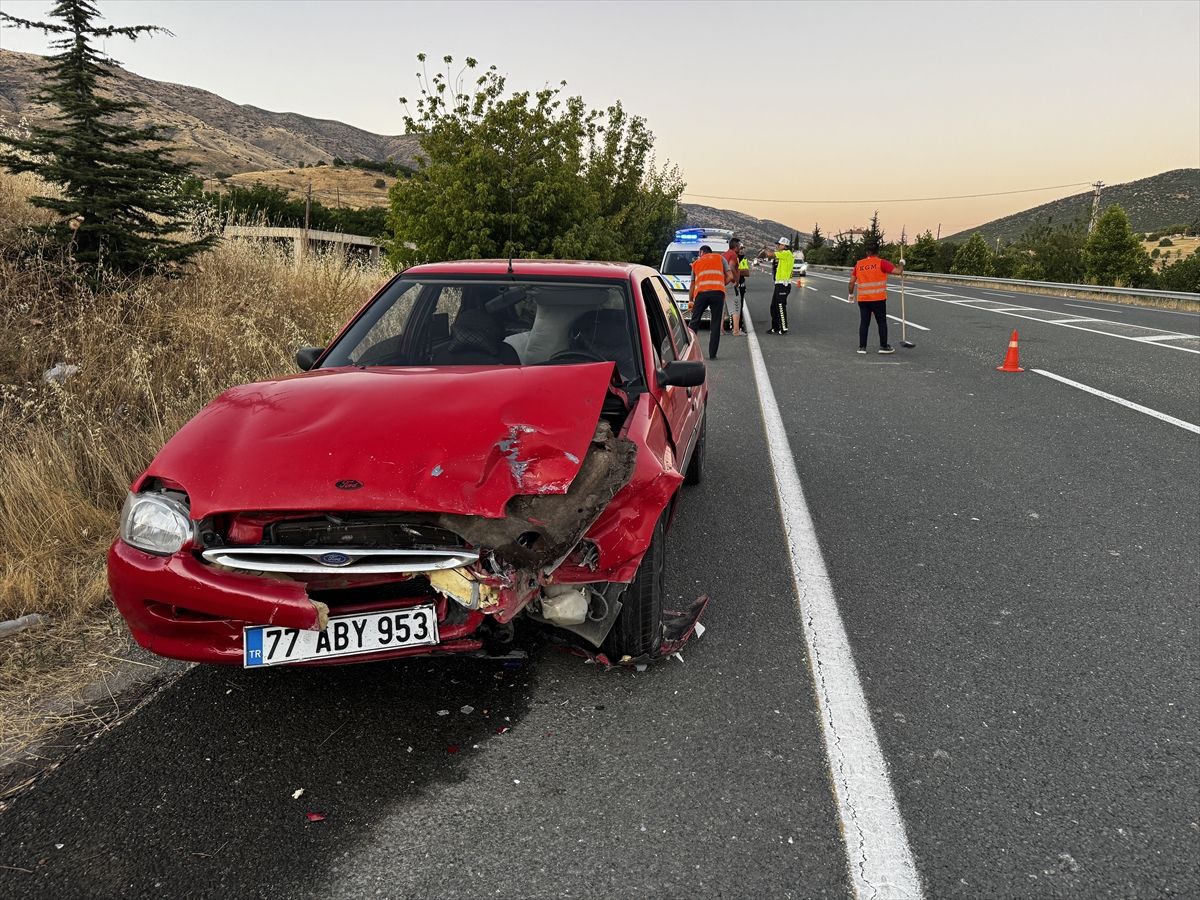 Elazığ'da iki otomobilin çarpıştığı kazada 5 kişi yaralandı
