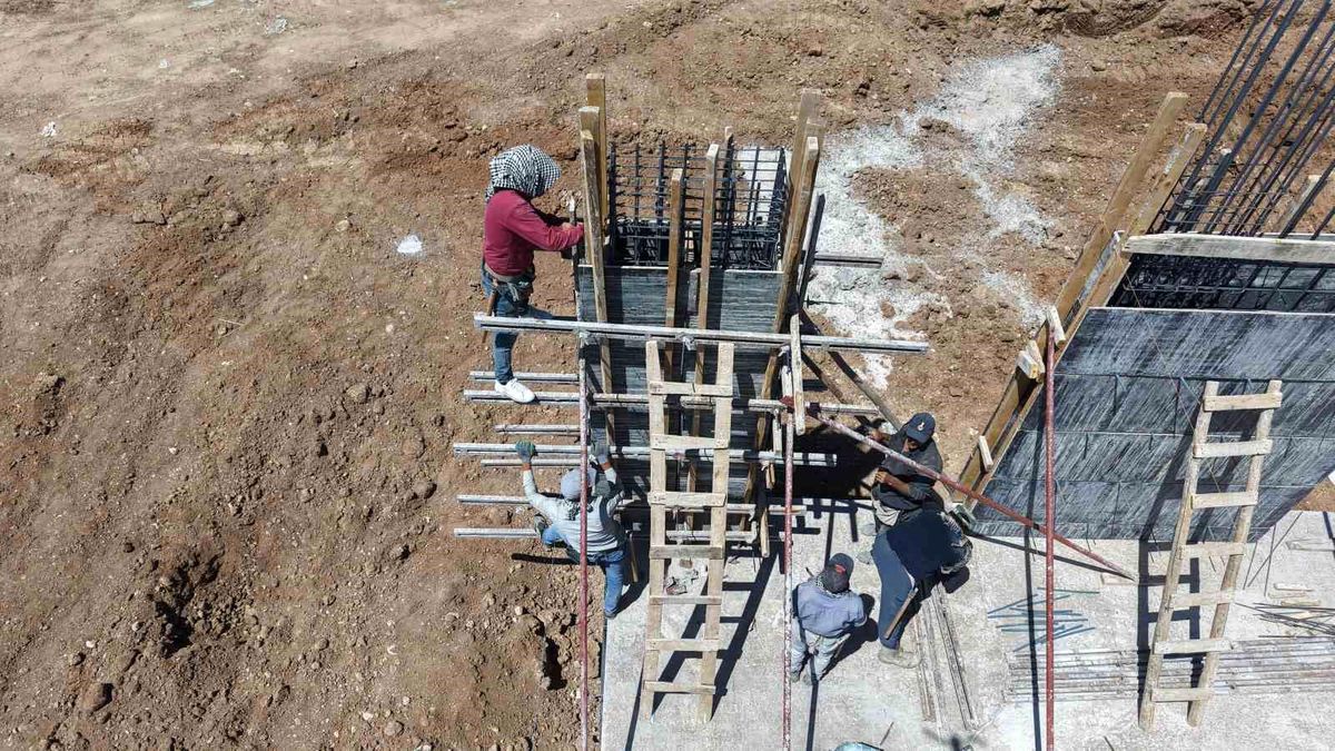 Elazığ'da inşaat işçilerinin sıcak havalarda ekmek mücadelesi