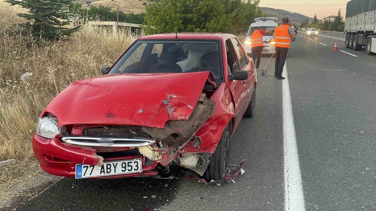 Elazığ'da iki otomobilin karıştığı trafik kazası sonrası olay yeri.