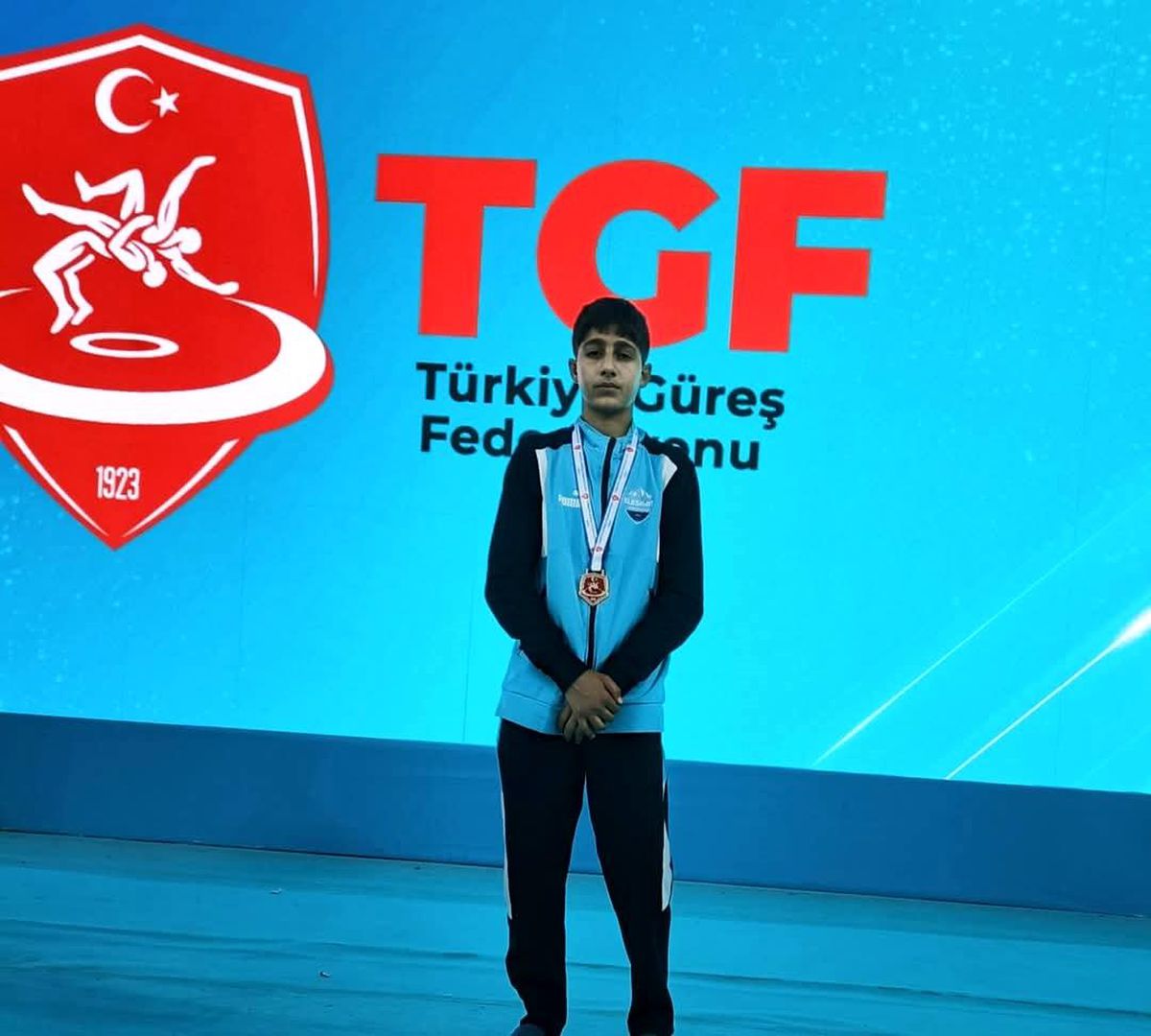 Eleşkirtli Berat Çelik minderde Türkiye şampiyonu oldu