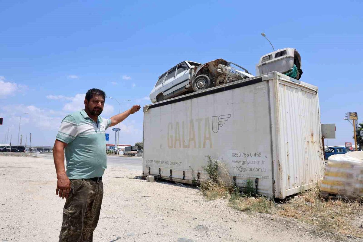 'Emanet bizde namustur' diyen esnaf, arkadaşının Toros'unu hırsızlardan koruyabilmek için forkliftle konteynerin üzerine koydu