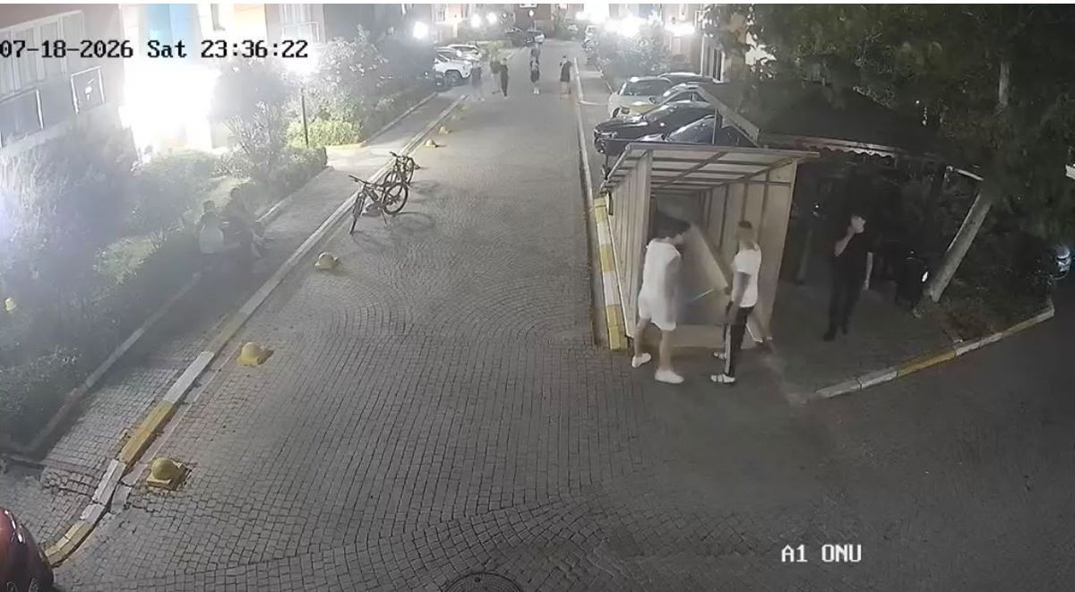 Esenyurt'ta bir sitede 15 yaşındaki bir çocuğun darbedilip telefonunun gasp edildiği olayın yaşandığı yer.