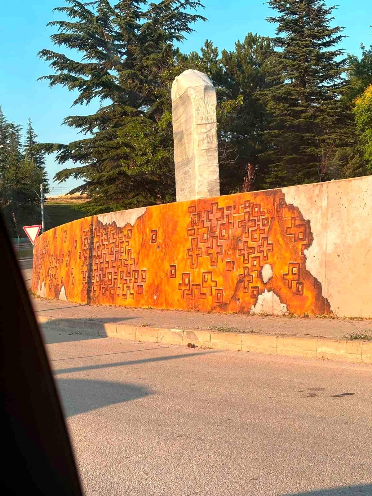 Eskişehir'de bir parkın duvarlarındaki haç figürlerine tepki