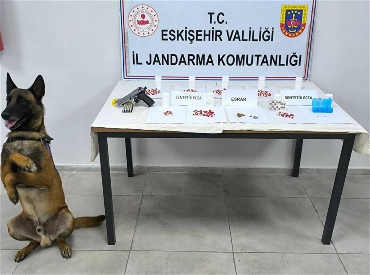 Eskişehir'de jandarma tarafından düzenlenen uyuşturucu operasyonunda ele geçirilen uyuşturucu maddeler ve silah.