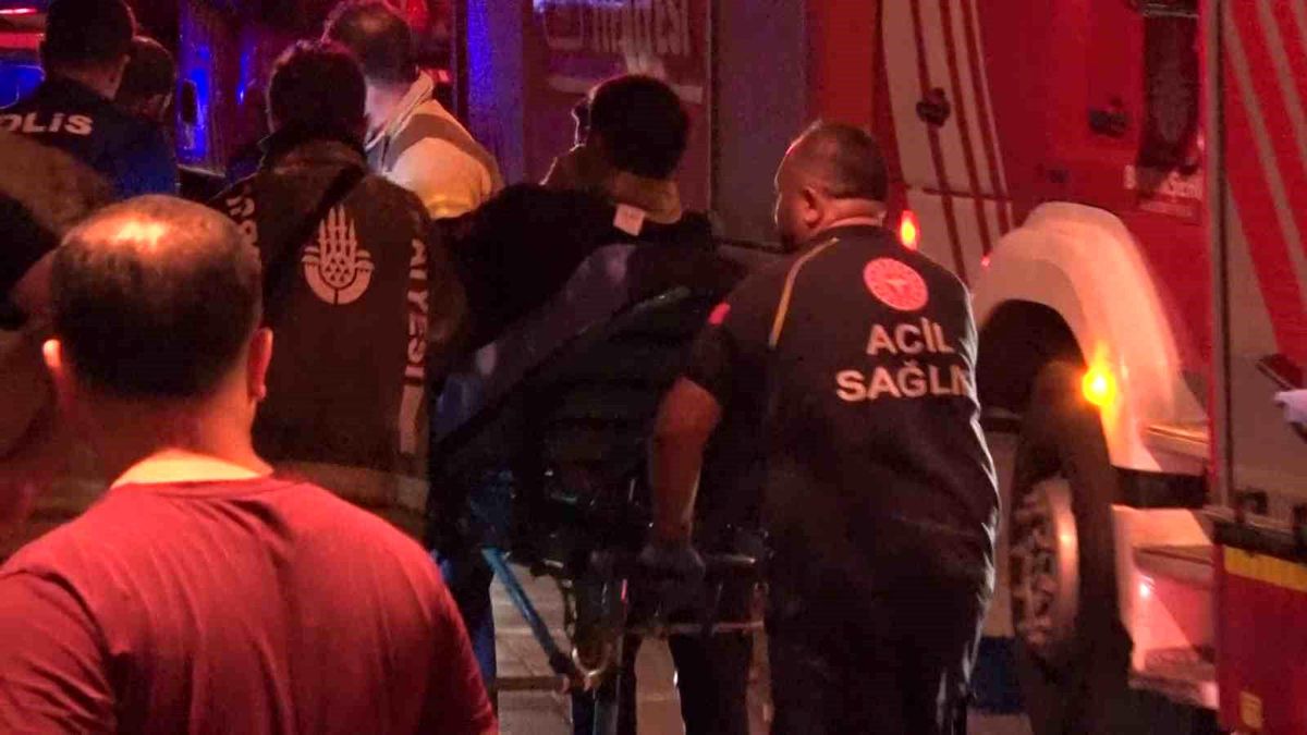 Fatih'te çıkan yangında itfaiye ekipleri müdahale ediyor.