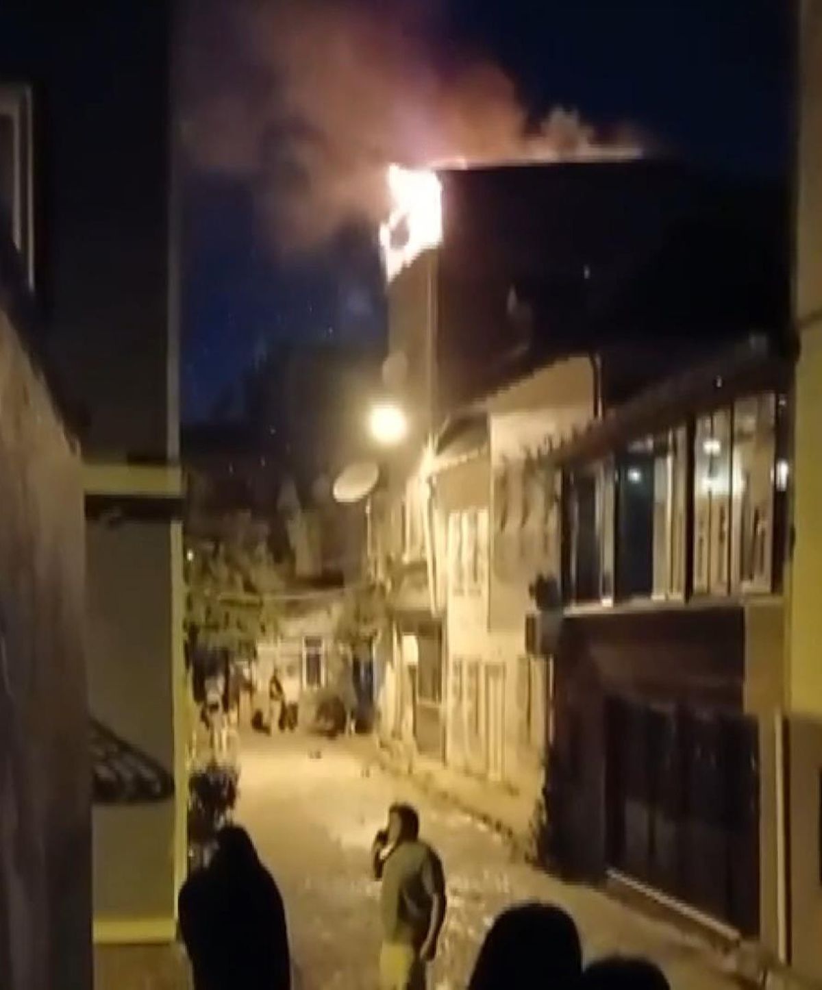 Fatih'te bir binanın çatısında çıkan yangına itfaiye ekipleri müdahale ediyor.