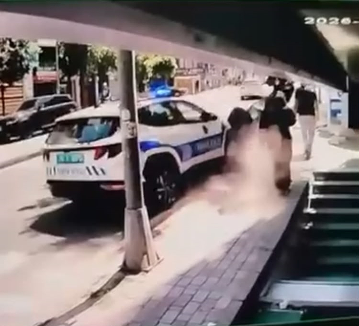 Fatih'te polis aracının motosiklete çarptığı kaza kamerada: 2'si polis 3 yaralı