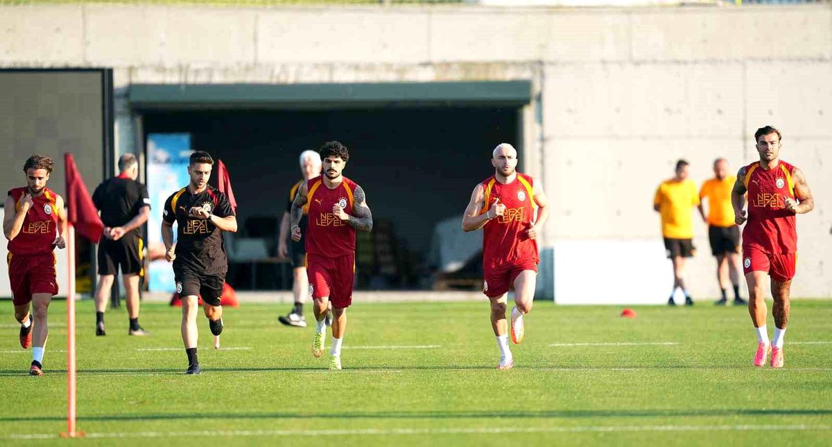Galatasaray futbolcuları antrenmanda pas çalışması yapıyor.