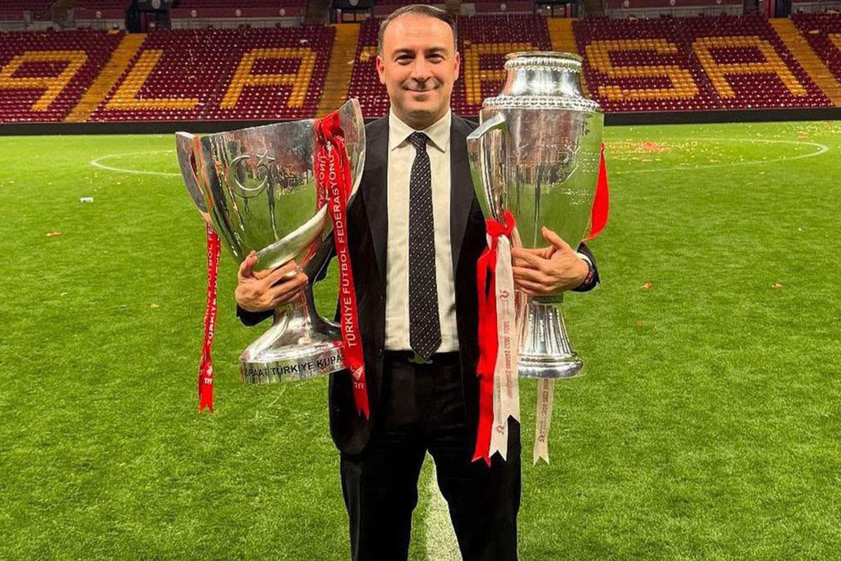 Galatasaray Kulübü binası önünde duran bir kişi.