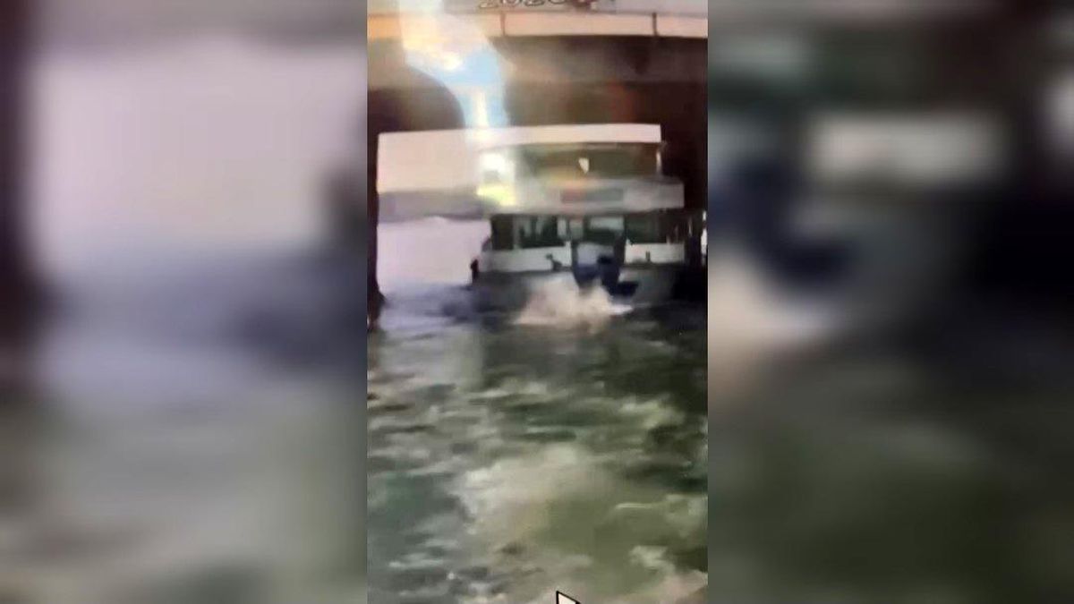 Haliç'te Atatürk Köprüsü altından geçerken köprü ayağına çarpan tur teknesi ve çevresindeki güvenlik güçleri.