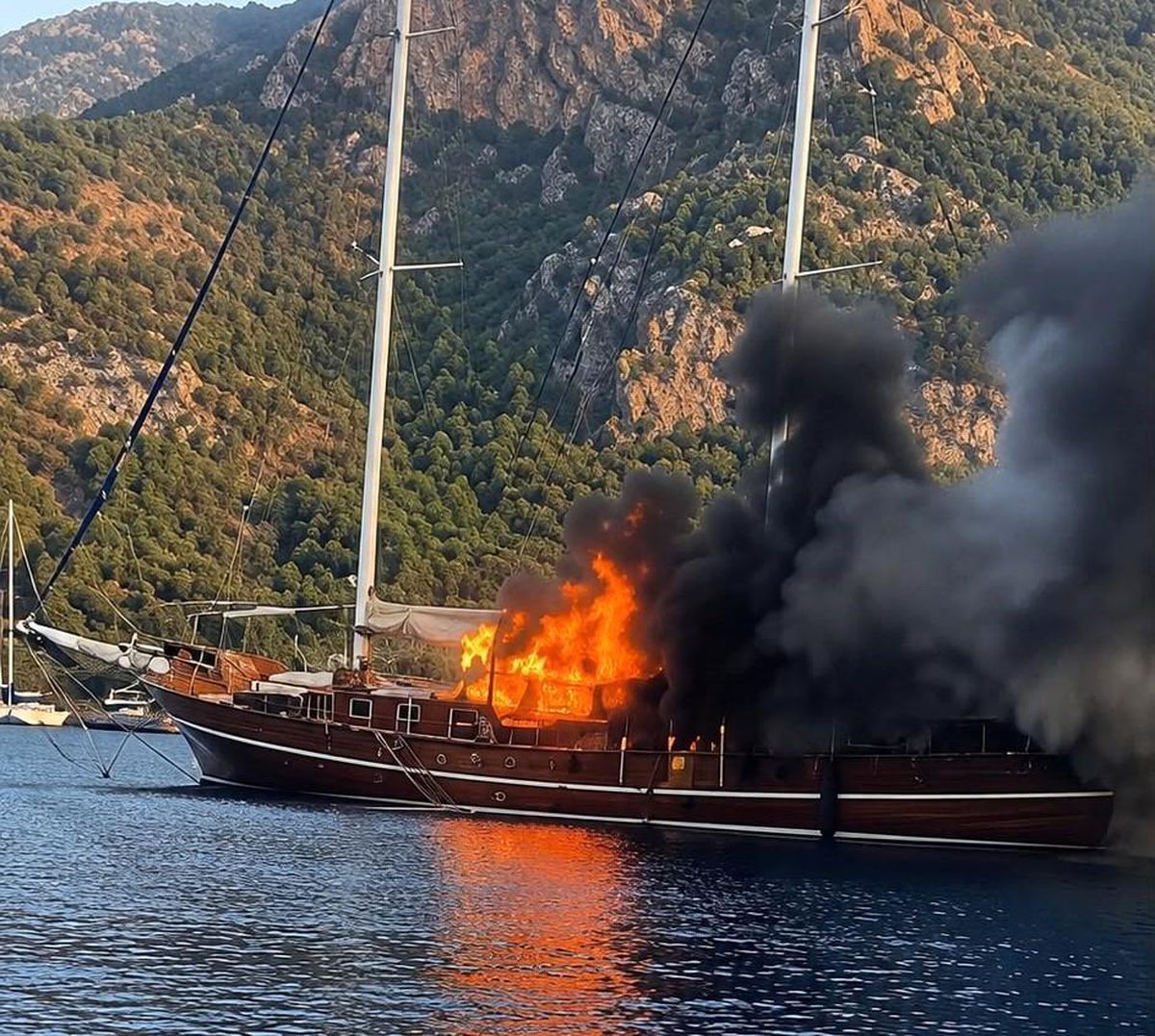 Göcek'te tekne yangını