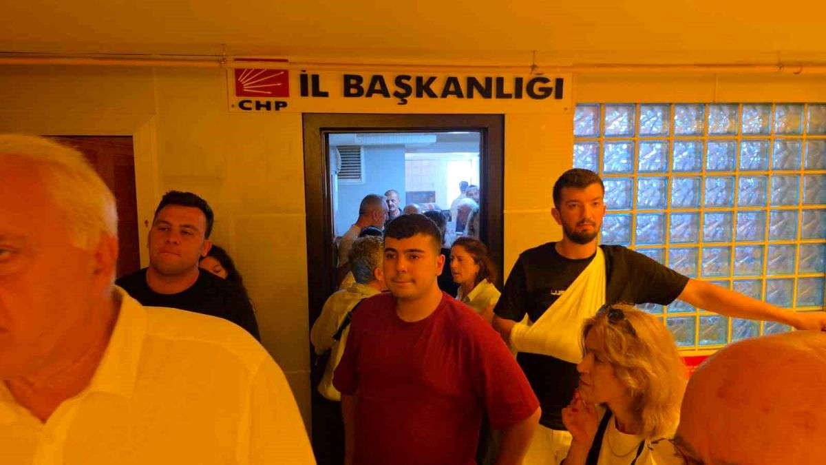 Görevden alınan CHP Samsun yönetimi il binasını boşalttı