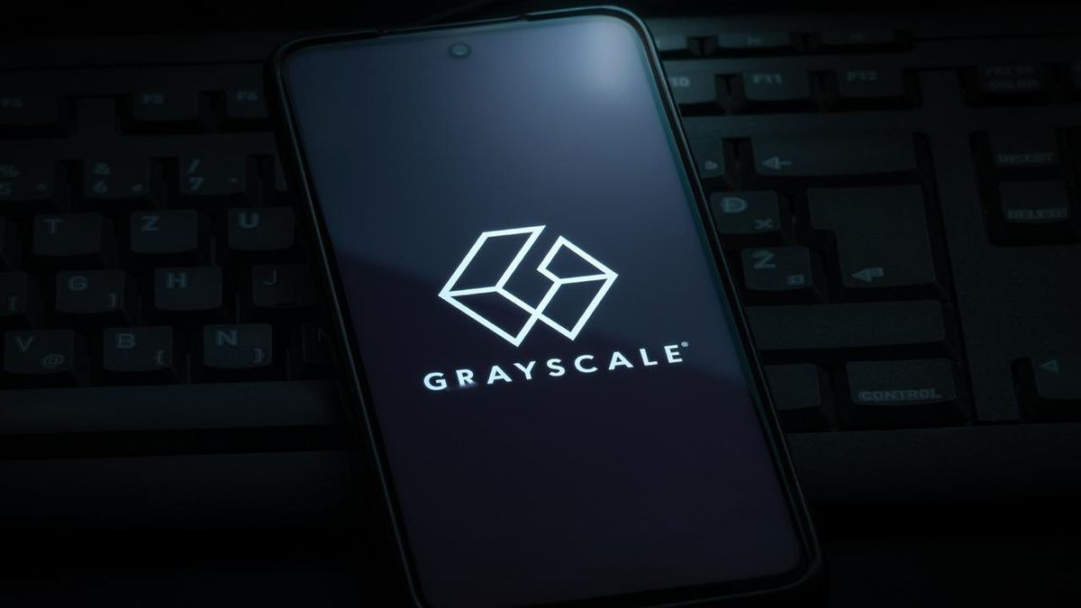 Grayscale logosu ve Ethereum ile Solana kripto para sembollerini gösteren soyut bir grafik.