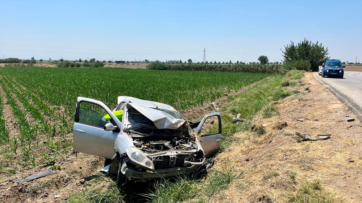 Hatay'da tarlaya yuvarlanan otomobildeki 2 kişi yaralandı