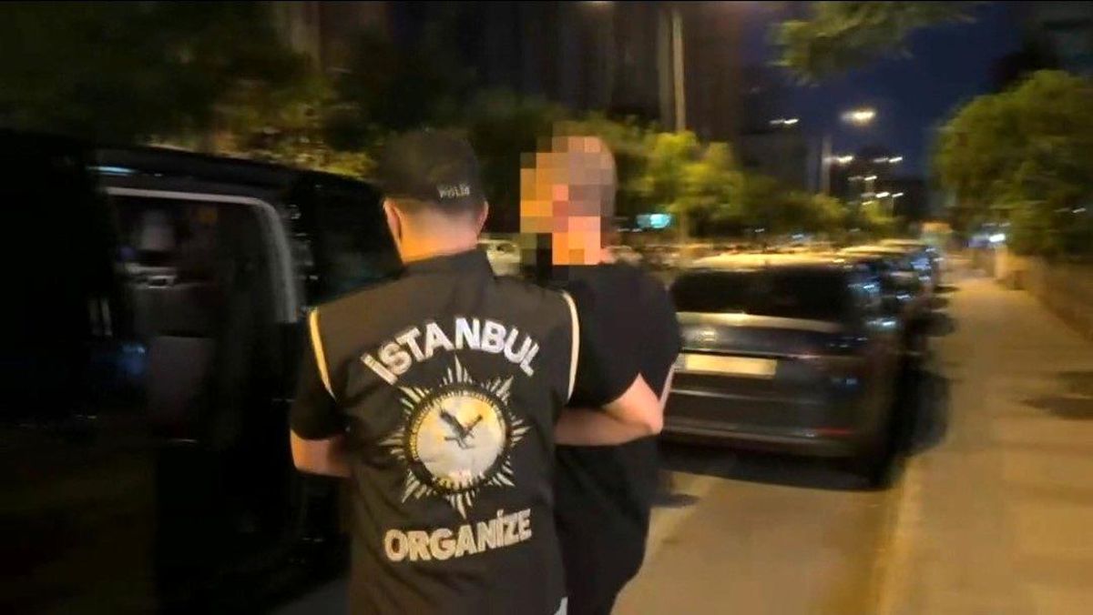 İstanbul'da organize suç örgütüne yönelik yapılan operasyonda polis ekiplerinin şüphelileri gözaltına alması.