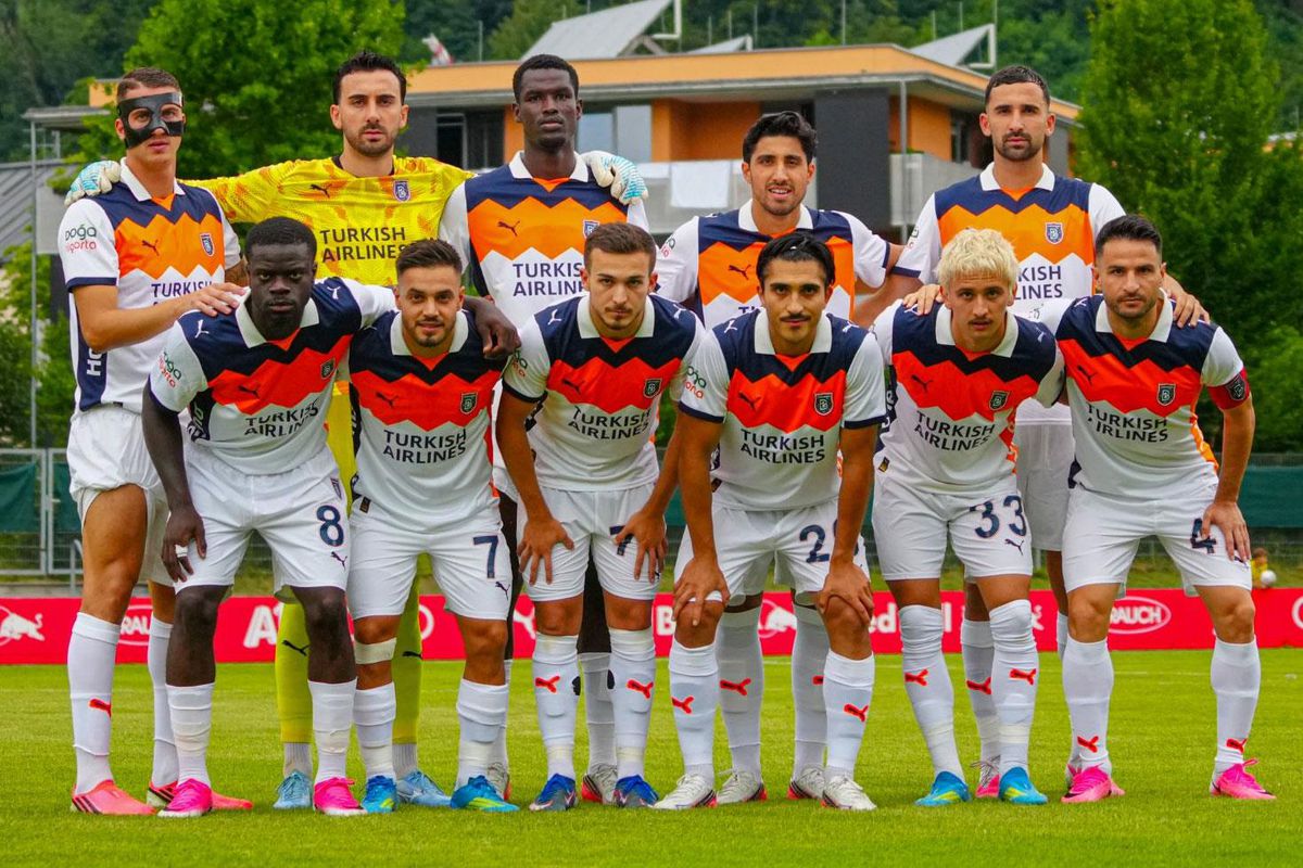 RAMS Başakşehir futbol takımı oyuncuları sahadan görünüyor.