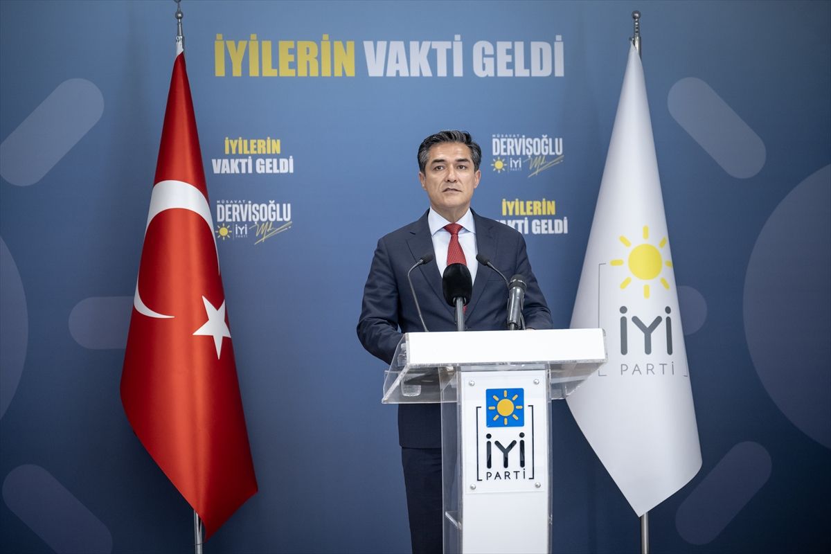 İYİ Parti Genel Başkan Yardımcısı Buğra Kavuncu açıklama yaparken