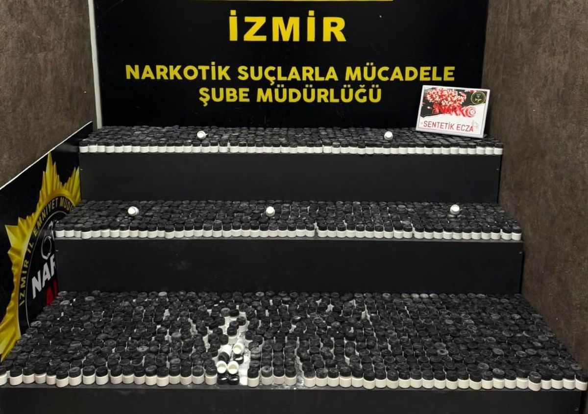 İzmir'de polis ekiplerinin uyuşturucu operasyonunda ele geçirilen hap hammaddeleri.