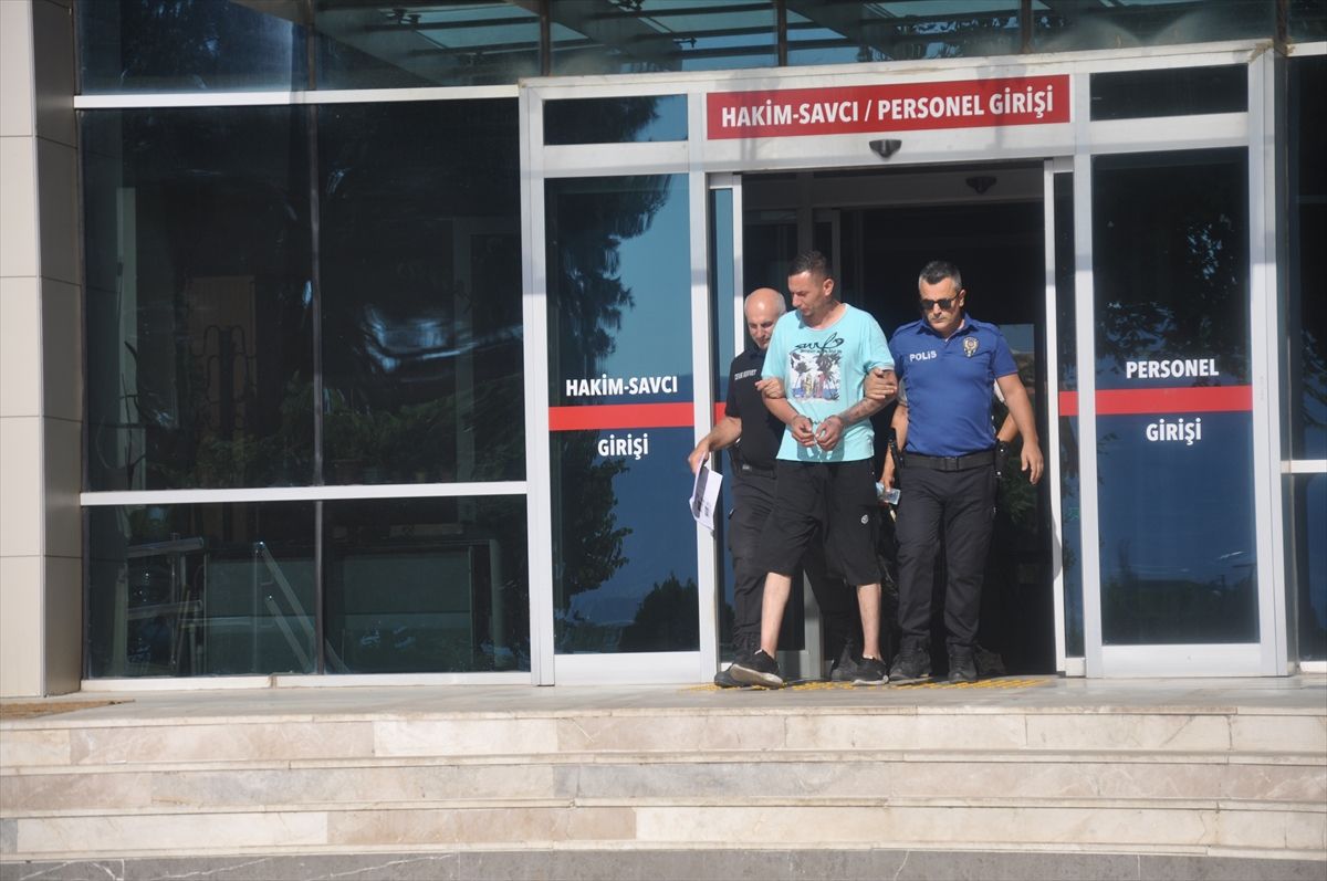 İzmir'in Ödemiş ilçesinde kundaklanan iş yeri ve çevresindeki apartman dairesinden detaylar.