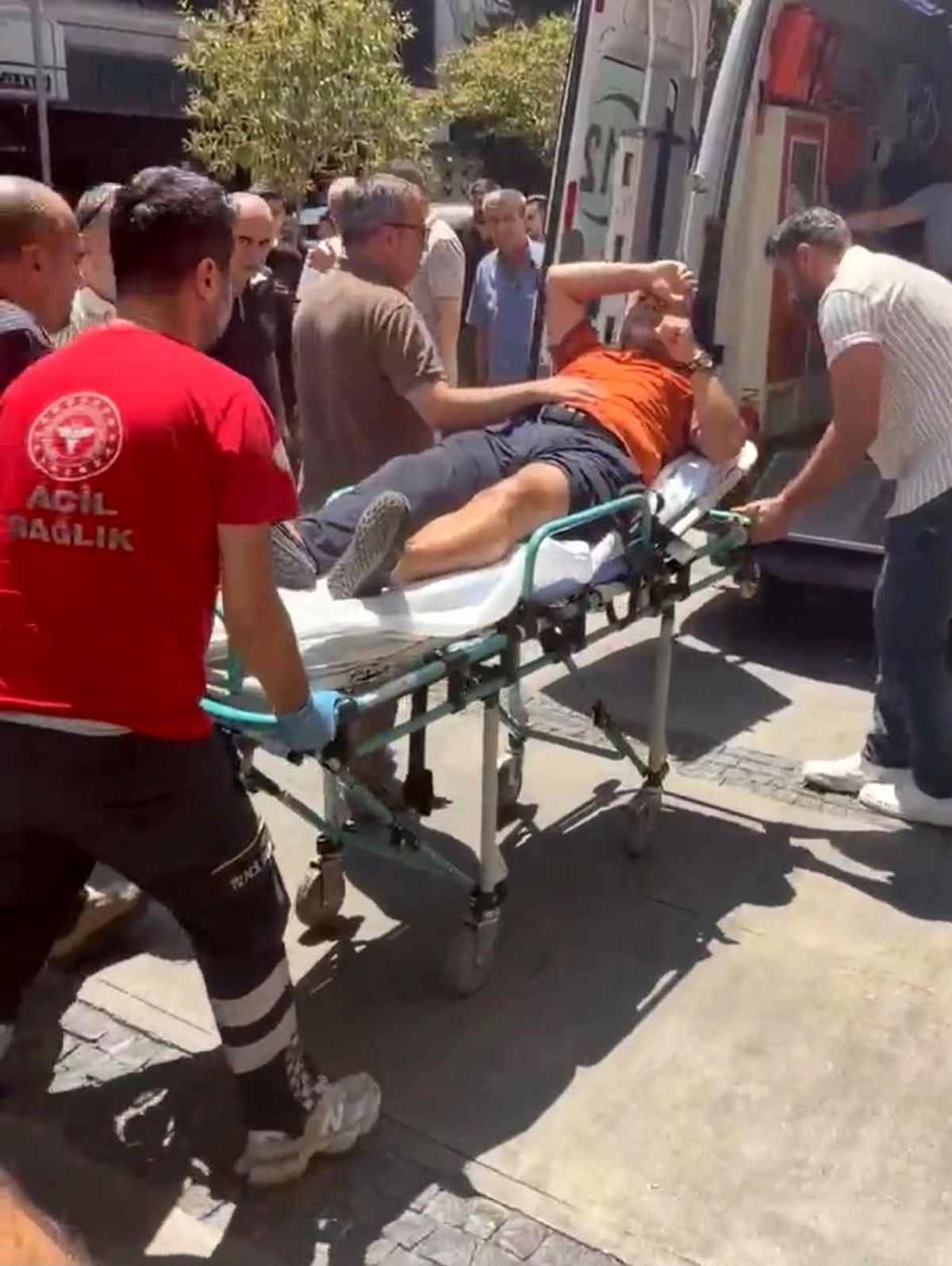 İzmir Konak'ta silahlı saldırı sonrası polis ekiplerinin olay yerinde inceleme yapması.