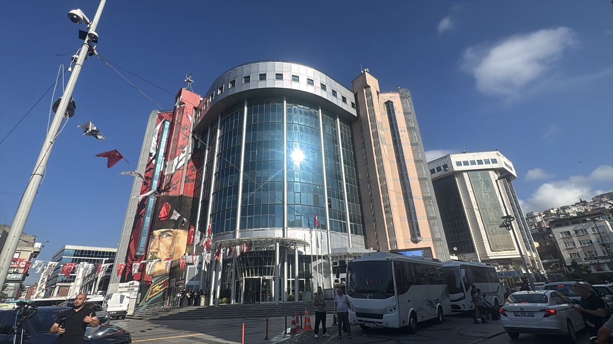 İzmit Belediyesine yönelik yolsuzluk soruşturmasında 28 şüpheli gözaltına alındı