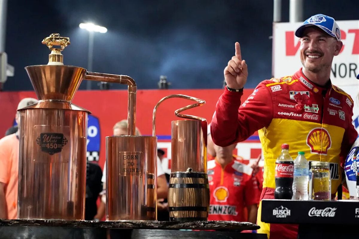 Joey Logano yarış arabasıyla zafer turu atıyor.